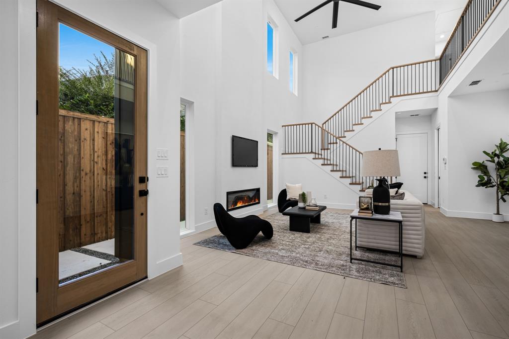 812 West 10th Street Dallas, TX 75208 - Photo 2 of 27 a living room with furniture window and wooden floor