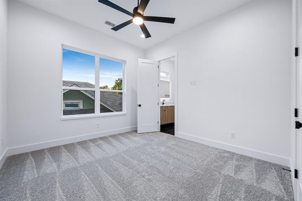 812 West 10th Street Dallas, TX 75208 - Photo 23 of 27 a view of an empty room with a window