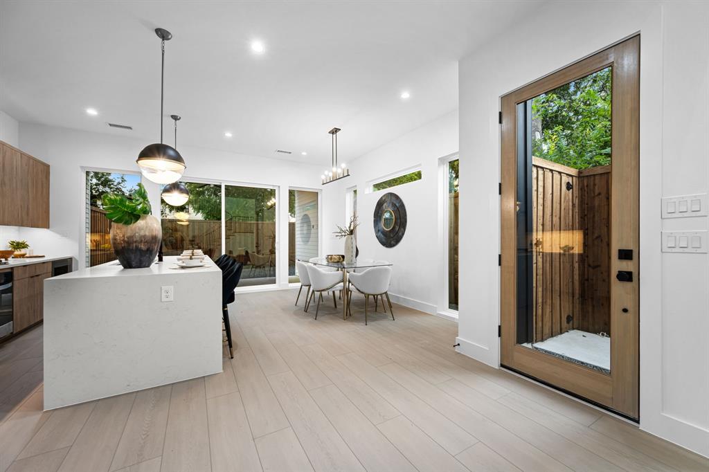 812 West 10th Street Dallas, TX 75208 - Photo 10 of 27 a living room with furniture and a large window