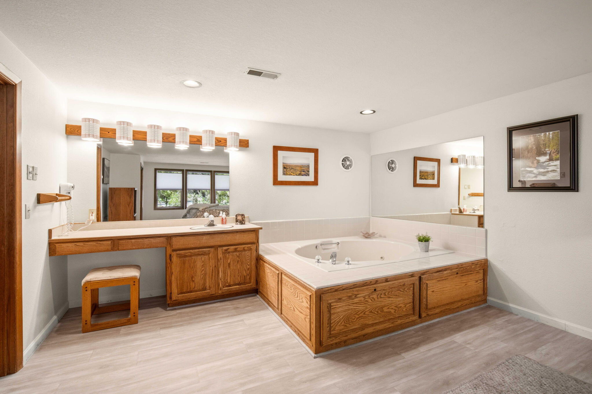 57305 Beaver Ridge Loop, Unit 8 Sunriver, OR 97707 - Photo 19 of 25 a spacious bathroom with a tub double sink and a mirror