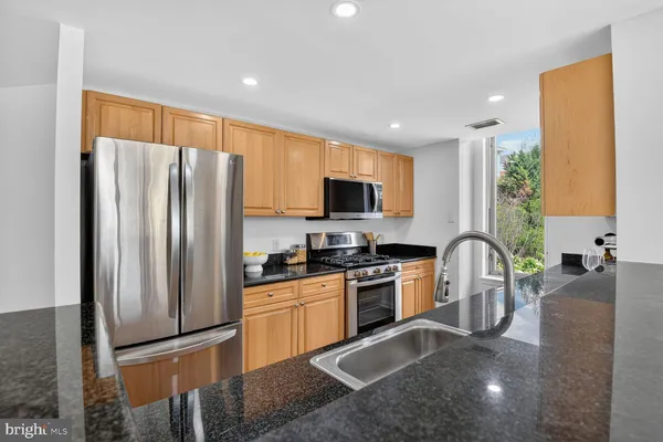 $525,000 | 2726 Gallows Road, Unit 216, Vienna, VA 22180