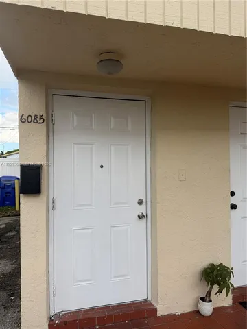 $2,800 | 6083 West Flagler Street, Miami, FL 33144