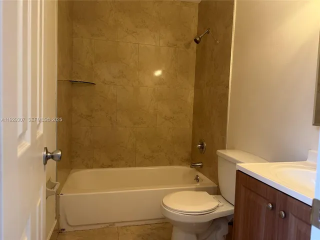 $2,800 | 6083 West Flagler Street, Miami, FL 33144