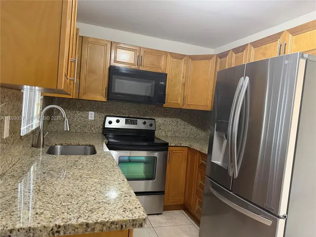 $2,800 | 6083 West Flagler Street, Miami, FL 33144