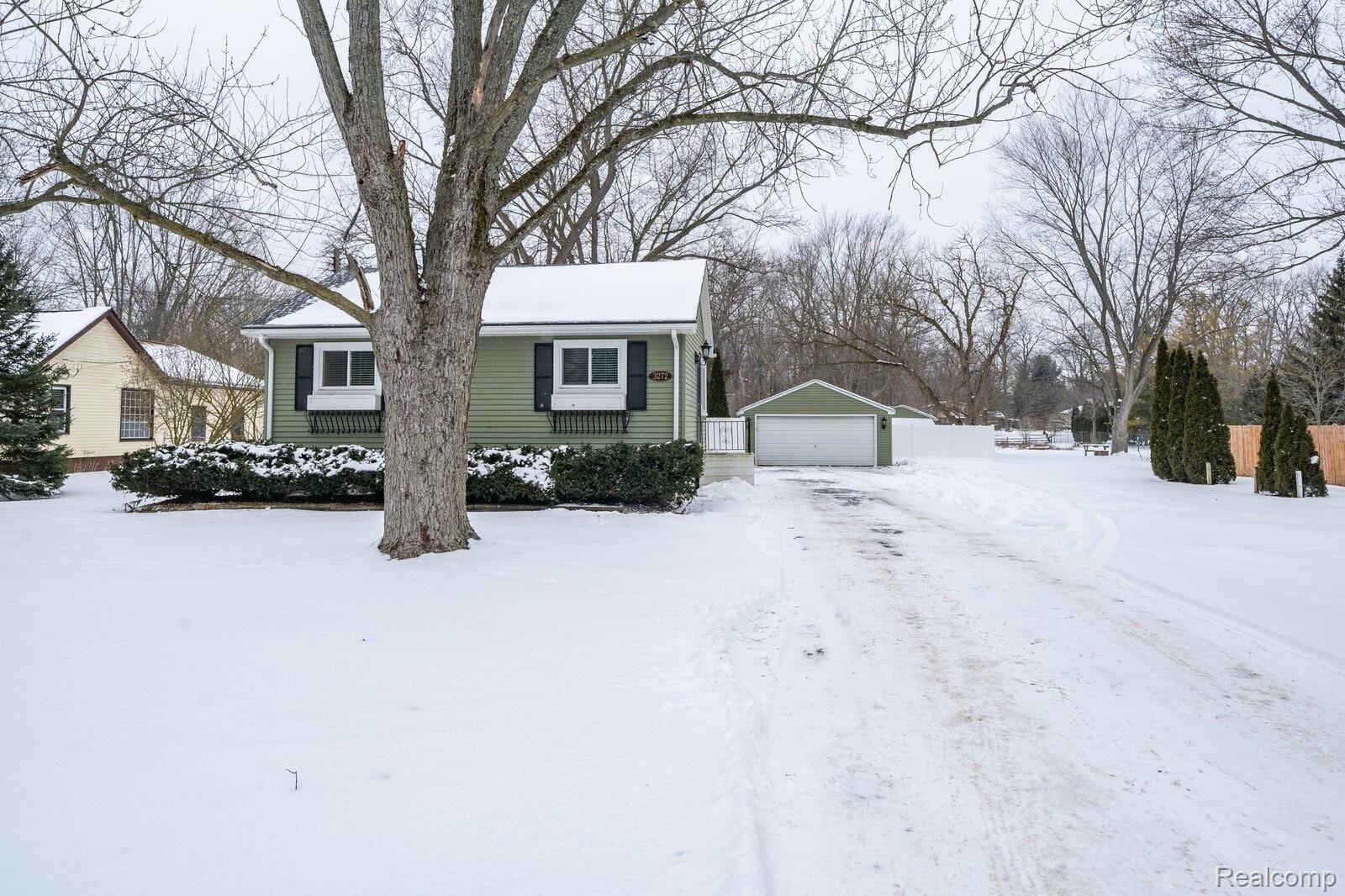 3272 Grant Road Rochester, MI 48309 - Photo 2 of 30 02_DSC00408_mls.jpg