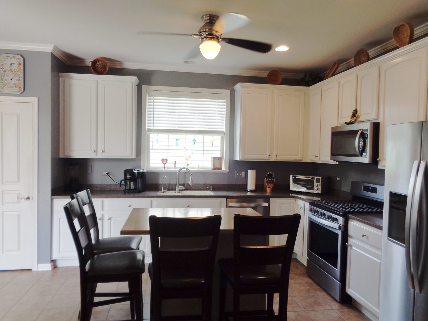 2521 Rolling Ridge Elgin, IL 60124 - Photo 4 of 16 a kitchen with a table chairs microwave and cabinets
