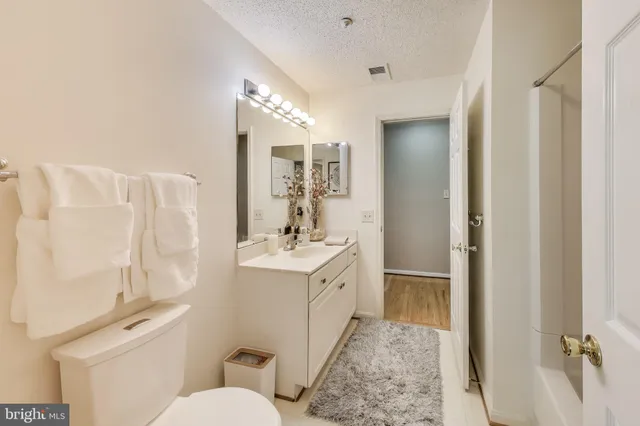 $2,650 | 10021 Vanderbilt Circle, Unit 14, Rockville, MD 20850