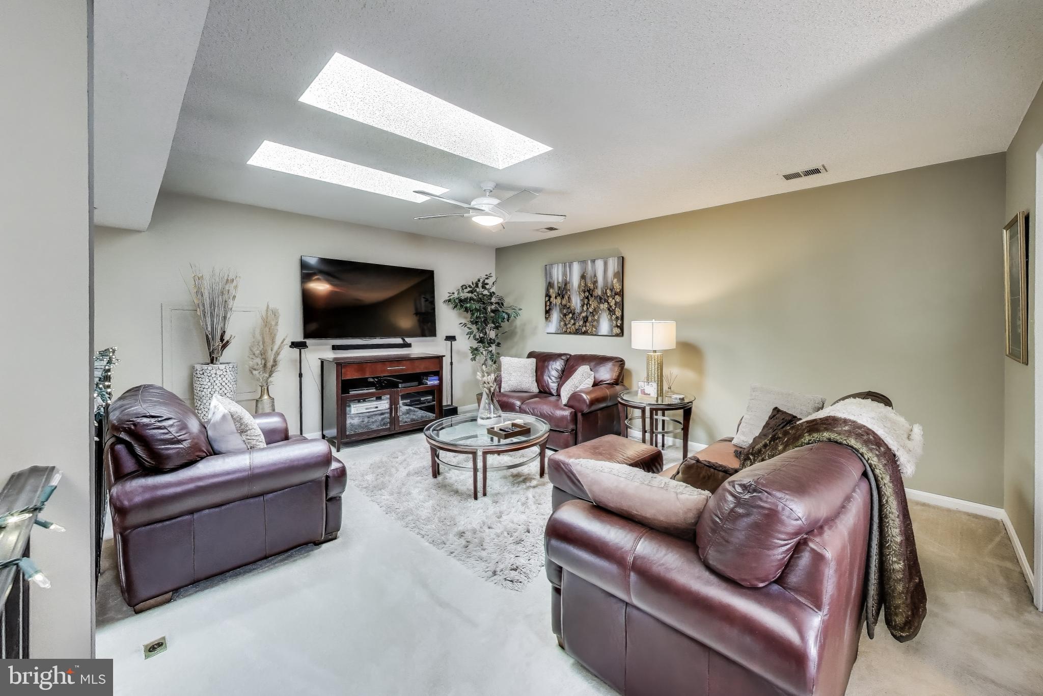 10021 Vanderbilt Circle, Unit 14 Rockville, MD 20850 - Photo 20 of 31 a living room with furniture and a flat screen tv