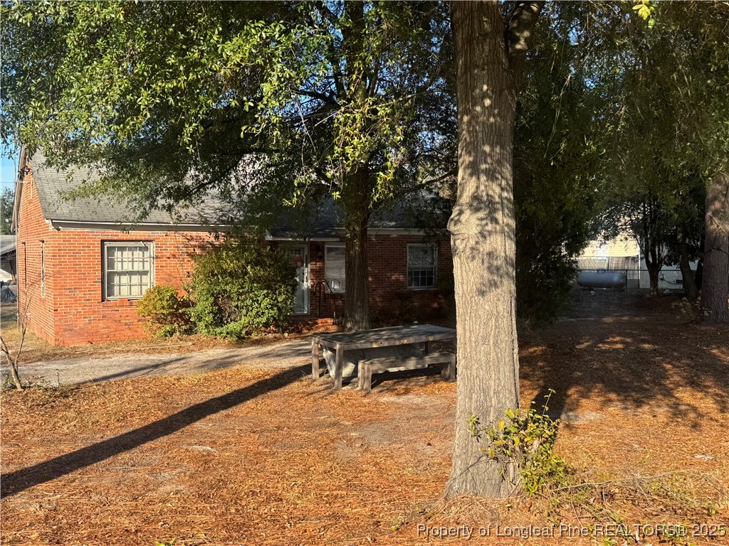 a view of a house with backyard and sitting area