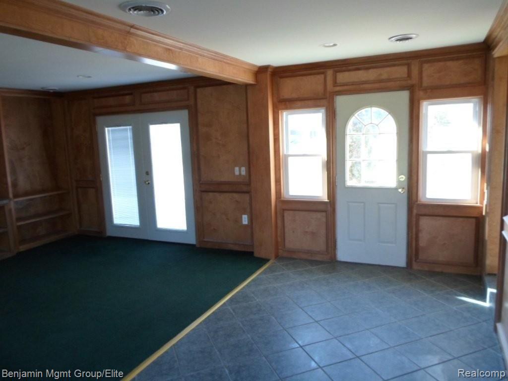 42460 Utica Road Sterling Heights, MI 48314 - Photo 4 of 12 LIVING ROOM