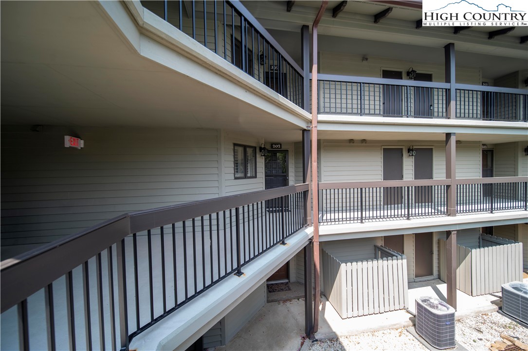 884 Chetola Lake Drive, Unit CARDINAL 202 Blowing Rock, NC 28605 - Photo 2 of 11