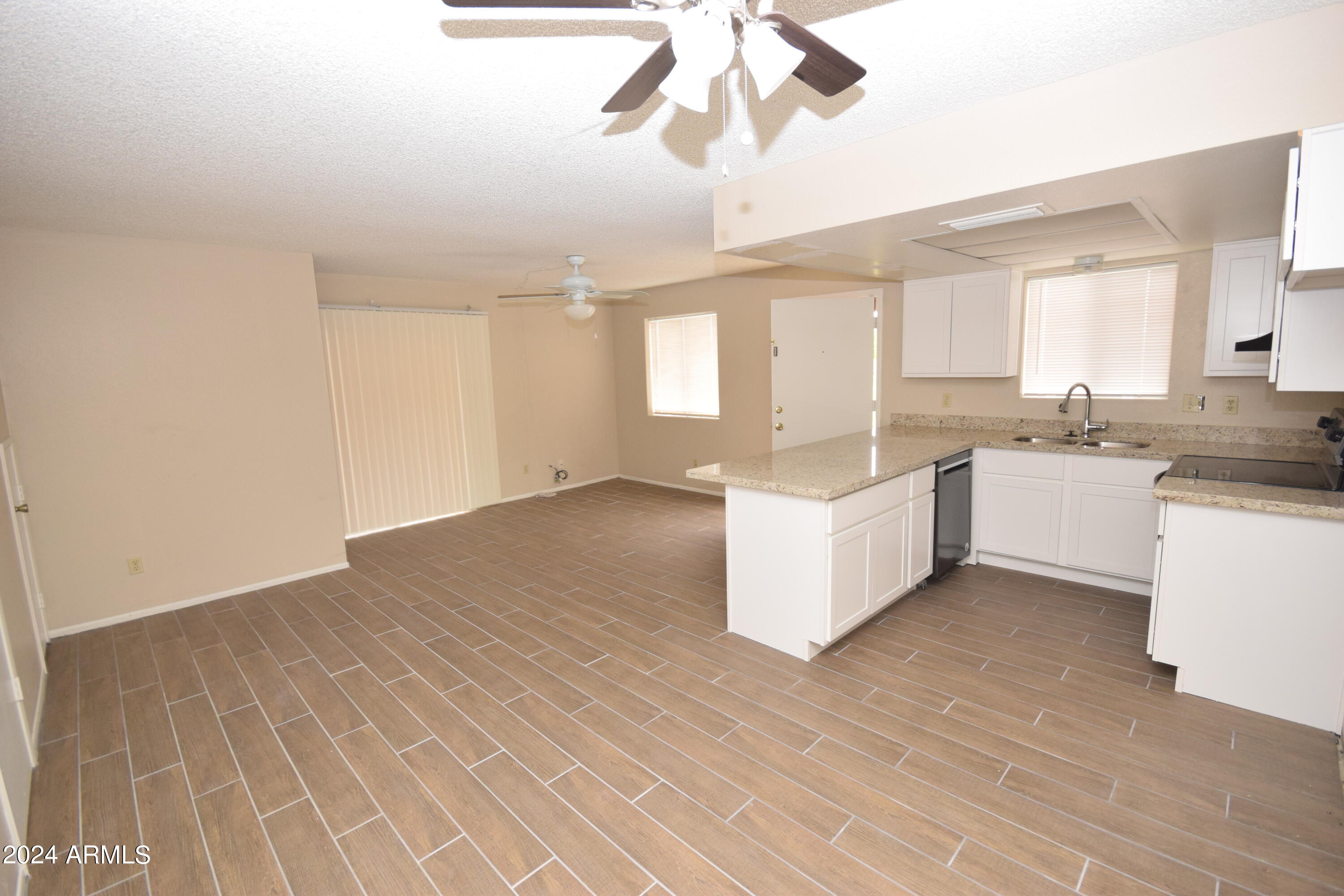 1426 East Mountain View Road Phoenix, AZ 85020 - Photo 4 of 15 DSC_0028