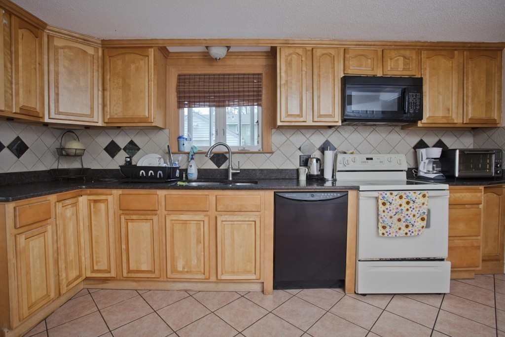 69 Abbott Street Springfield, MA 01118 - Photo 5 of 30 Gallery Image 5