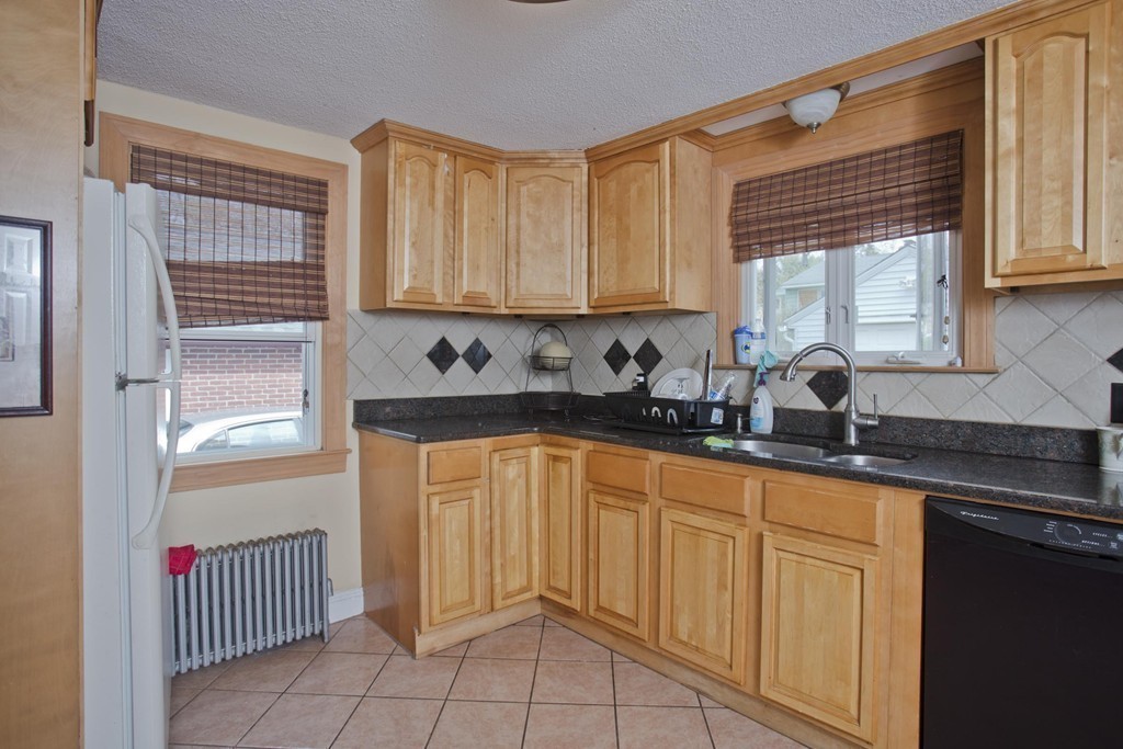 69 Abbott Street Springfield, MA 01118 - Photo 8 of 30 Gallery Image 8