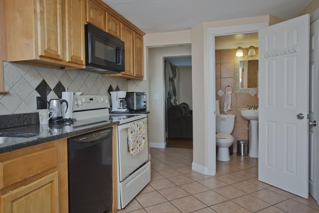 69 Abbott Street Springfield, MA 01118 - Photo 9 of 30 Gallery Image 9
