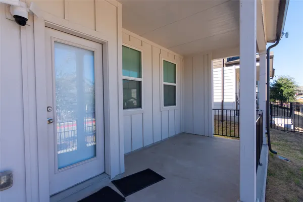 a view of entryway with livingroom