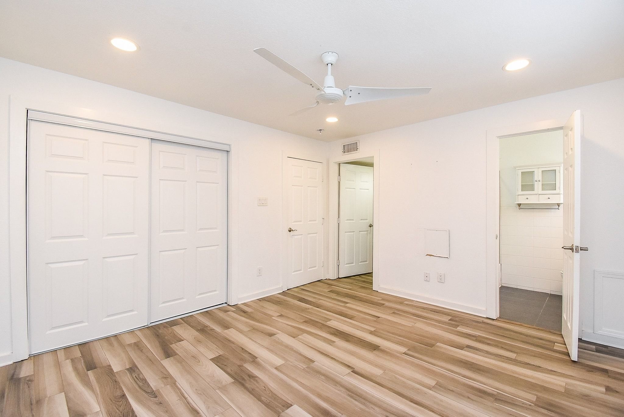 1404 Welch Street, Unit 2 Houston, TX 77006 - Photo 15 of 20 Alternate view of bedroom.