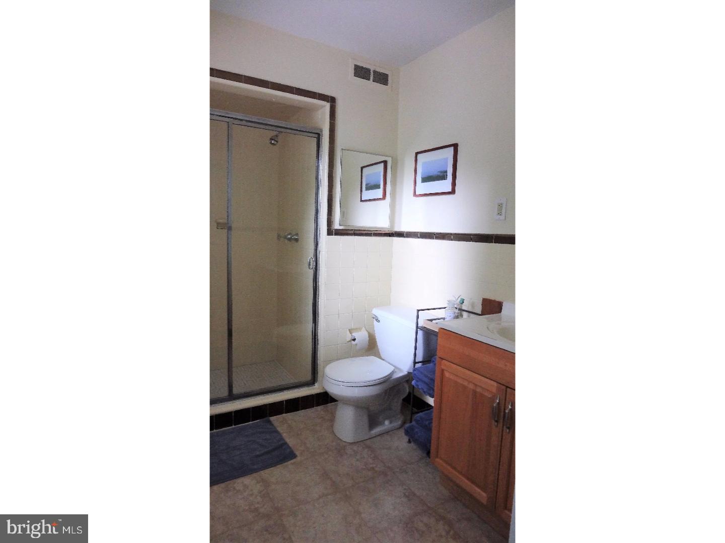 262 Barwynne Road Wynnewood, PA 19096 - Photo 17 of 25 Guest Room