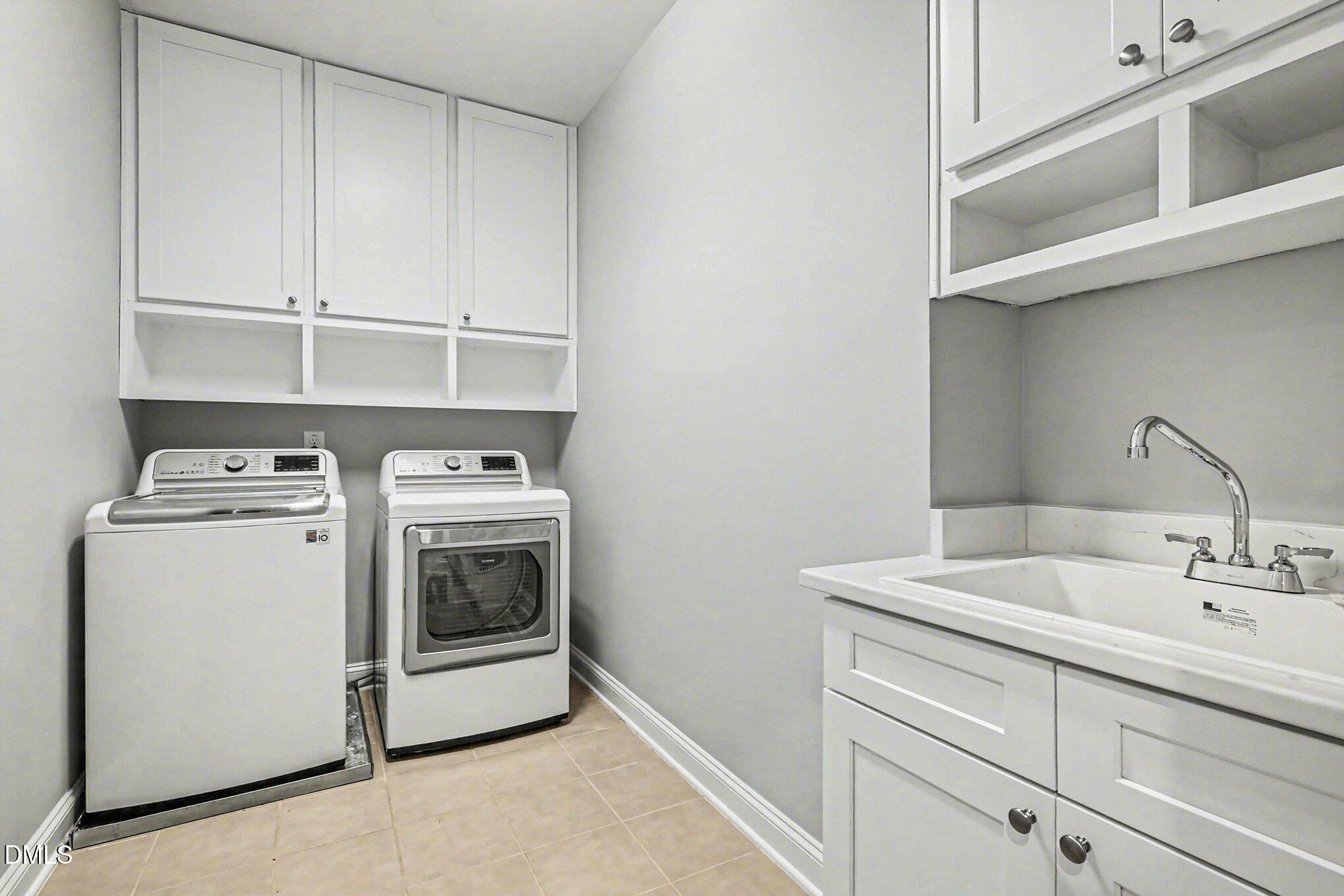 653 Fallon Grove Way Raleigh, NC 27608 - Photo 25 of 38 a utility room with sink dryer and washer