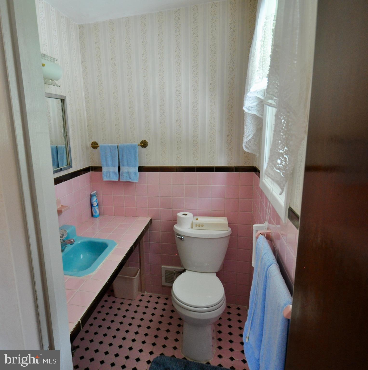 1617 Mt Pleasant Road Havertown, PA 19083 - Photo 19 of 35 Primary Powder Room