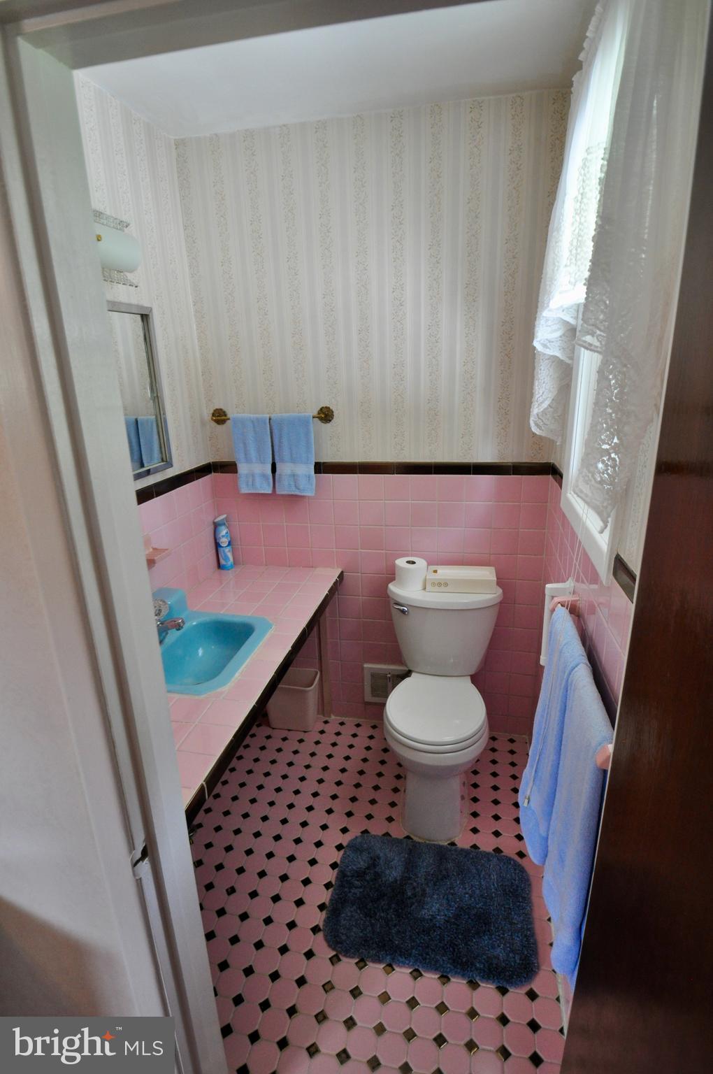 1617 Mt Pleasant Road Havertown, PA 19083 - Photo 20 of 35 Primary Powder Room