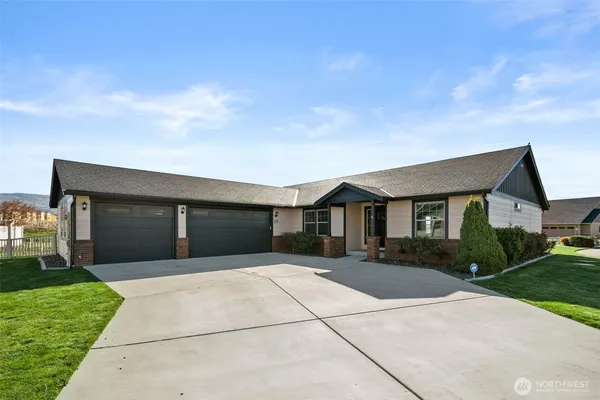 $750,000 | 229 Sun Valley Drive, Wenatchee, WA 98801