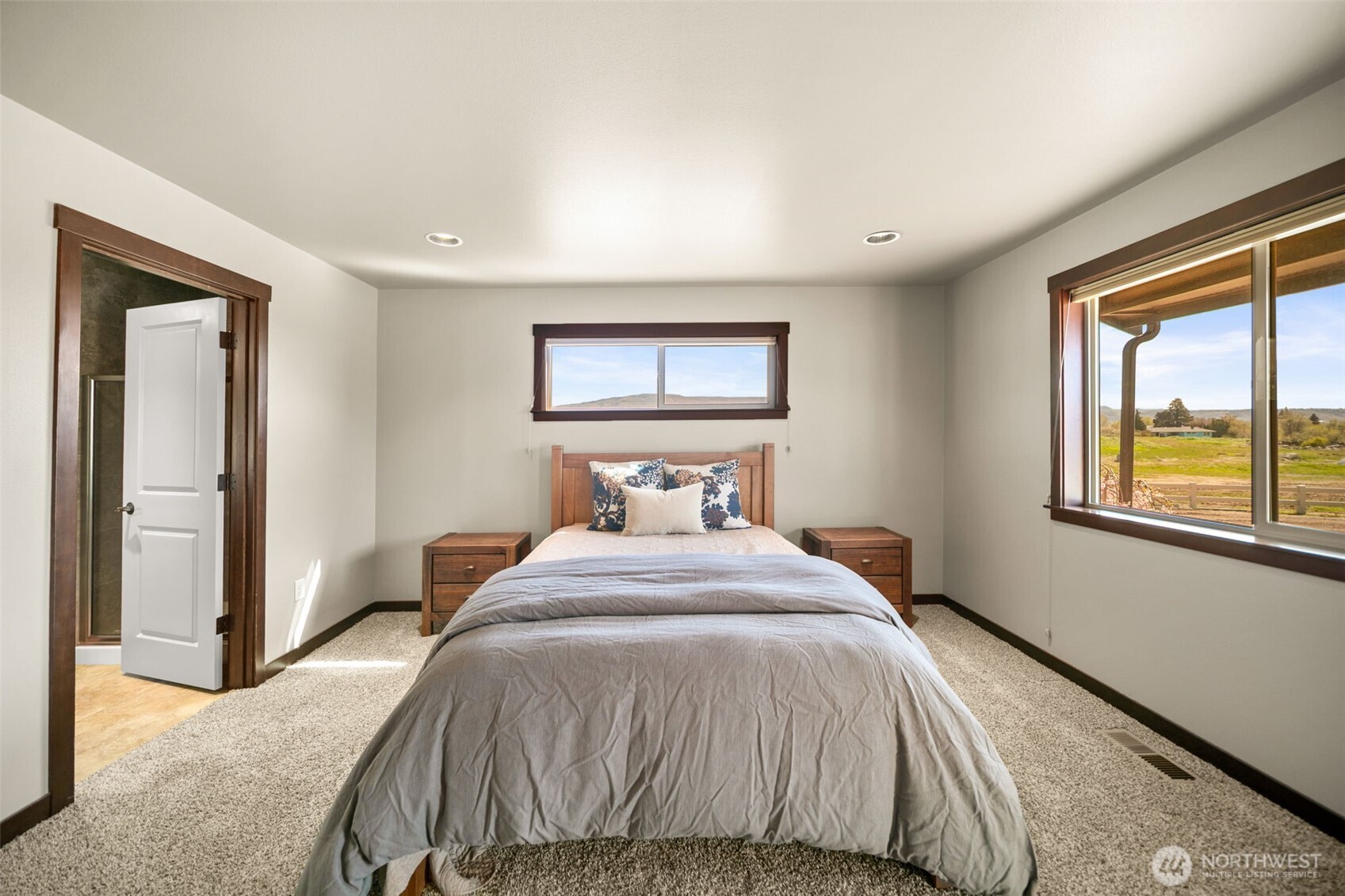 229 Sun Valley Drive Wenatchee, WA 98801 - Photo 17 of 40 a bedroom with a bed and a window
