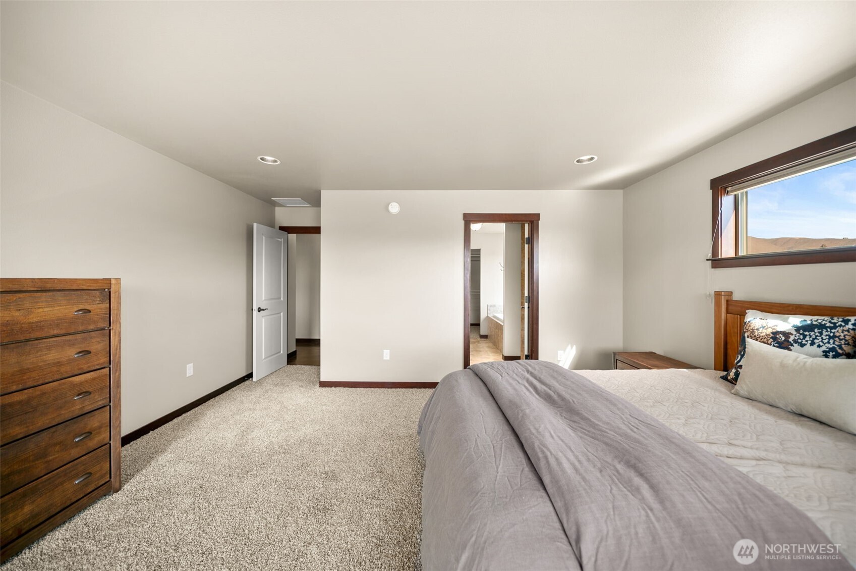 229 Sun Valley Drive Wenatchee, WA 98801 - Photo 18 of 40 a bedroom with a bed and cabinets