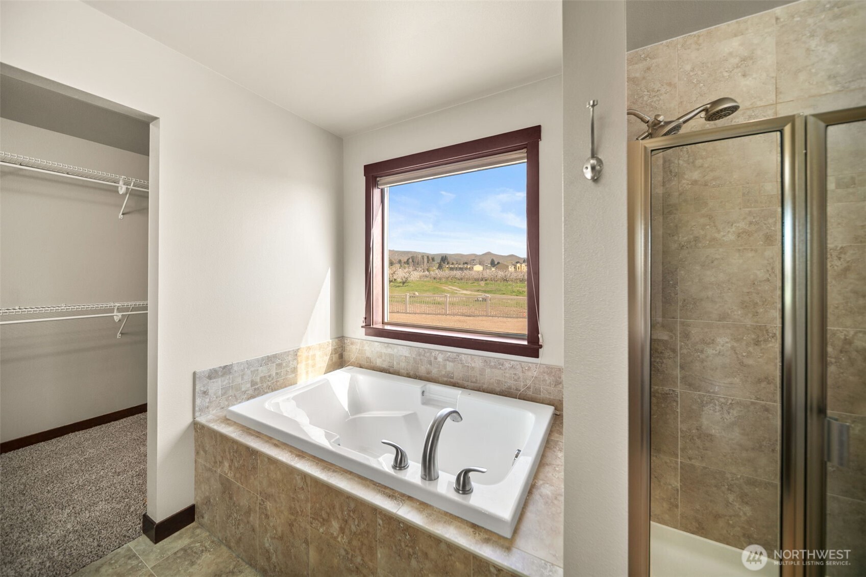 229 Sun Valley Drive Wenatchee, WA 98801 - Photo 20 of 40 a bathroom with a tub and shower