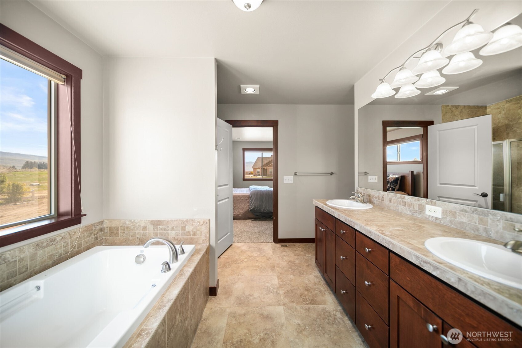 229 Sun Valley Drive Wenatchee, WA 98801 - Photo 21 of 40 a spacious bathroom with a granite countertop sink mirror and bathtub
