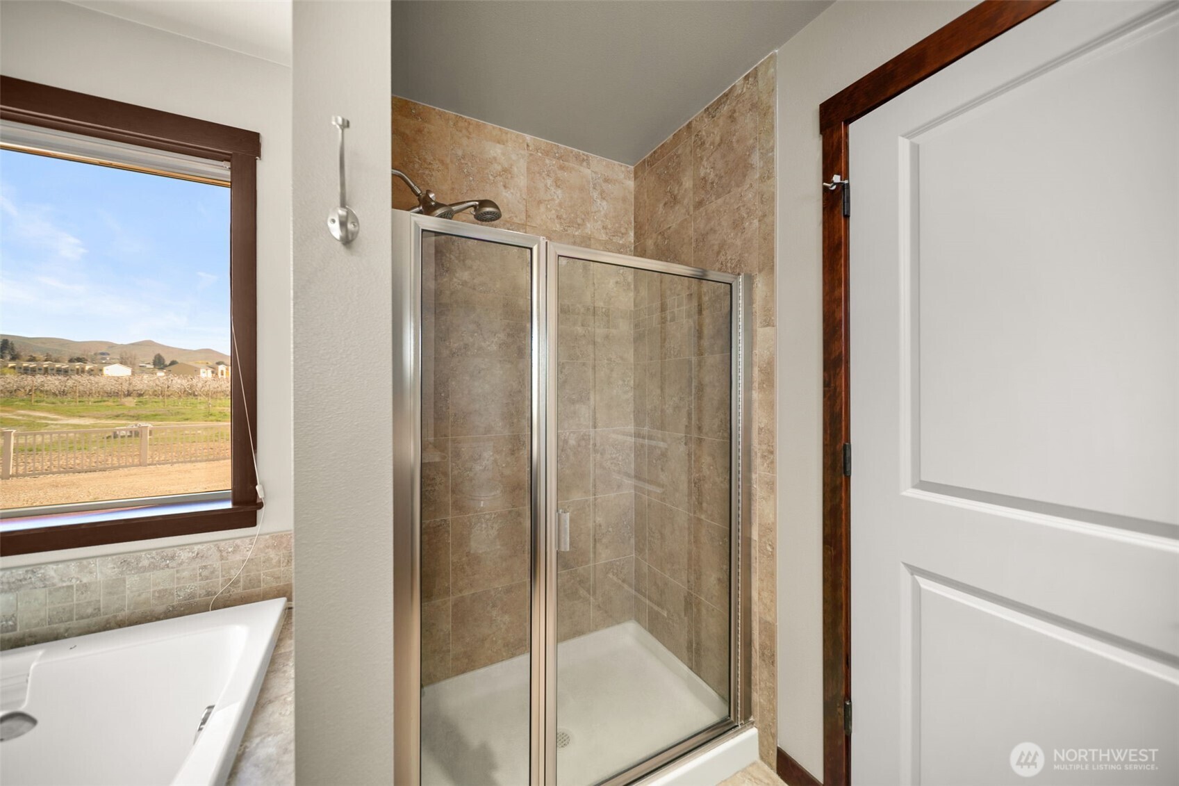 229 Sun Valley Drive Wenatchee, WA 98801 - Photo 22 of 40 a bathroom with a shower and a toilet