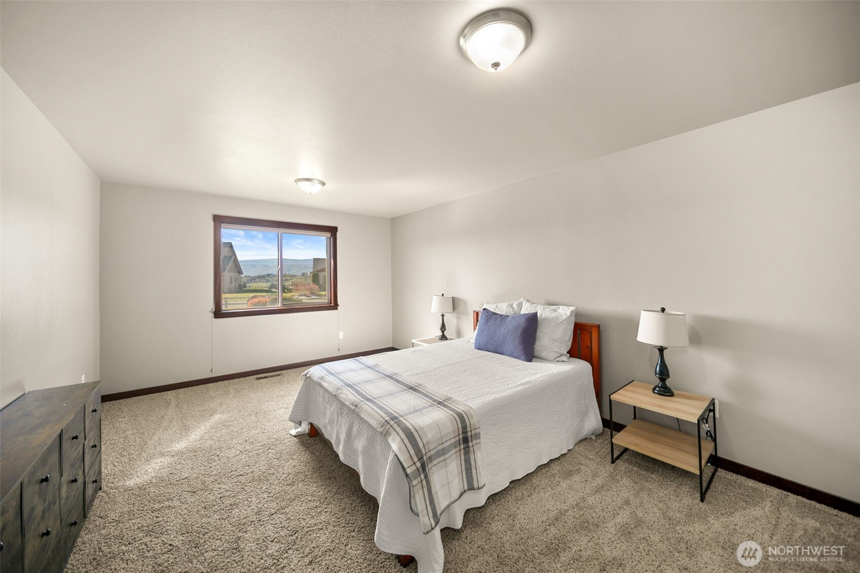 229 Sun Valley Drive Wenatchee, WA 98801 - Photo 23 of 40 a bedroom with a bed and a lamp on table