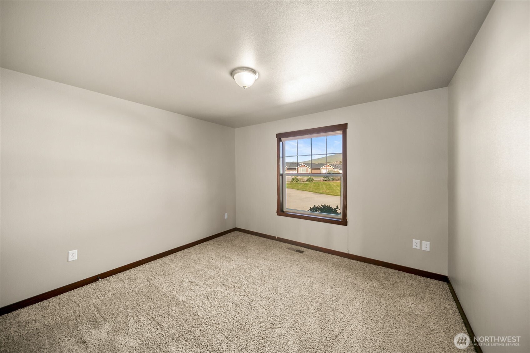 229 Sun Valley Drive Wenatchee, WA 98801 - Photo 28 of 40 an empty room with windows
