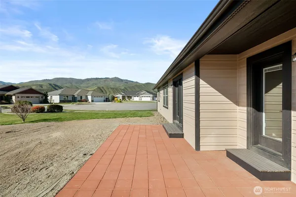 $750,000 | 229 Sun Valley Drive, Wenatchee, WA 98801
