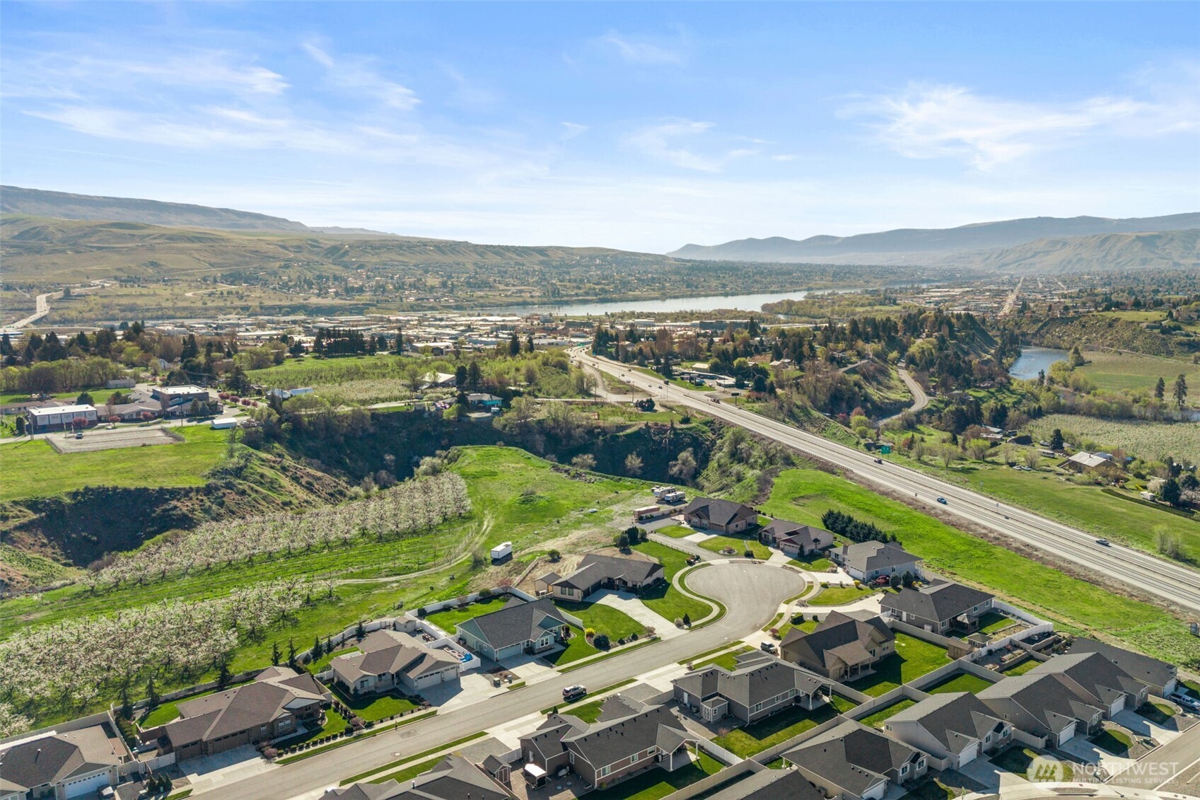 229 Sun Valley Drive Wenatchee, WA 98801 - Photo 40 of 40 an aerial view of a city