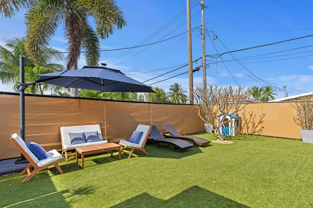 a picture of a bench in front of a wall