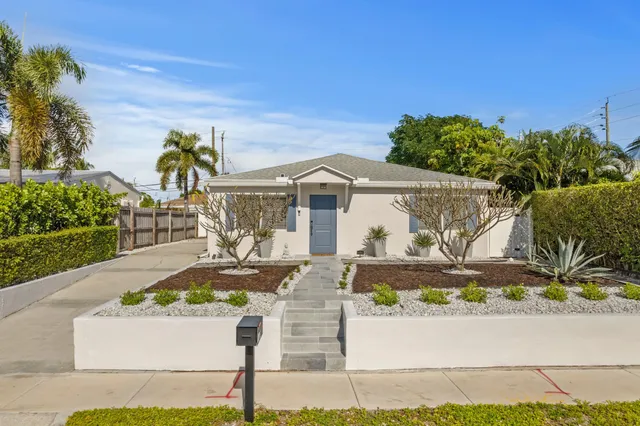 a view of outdoor space yard and porch