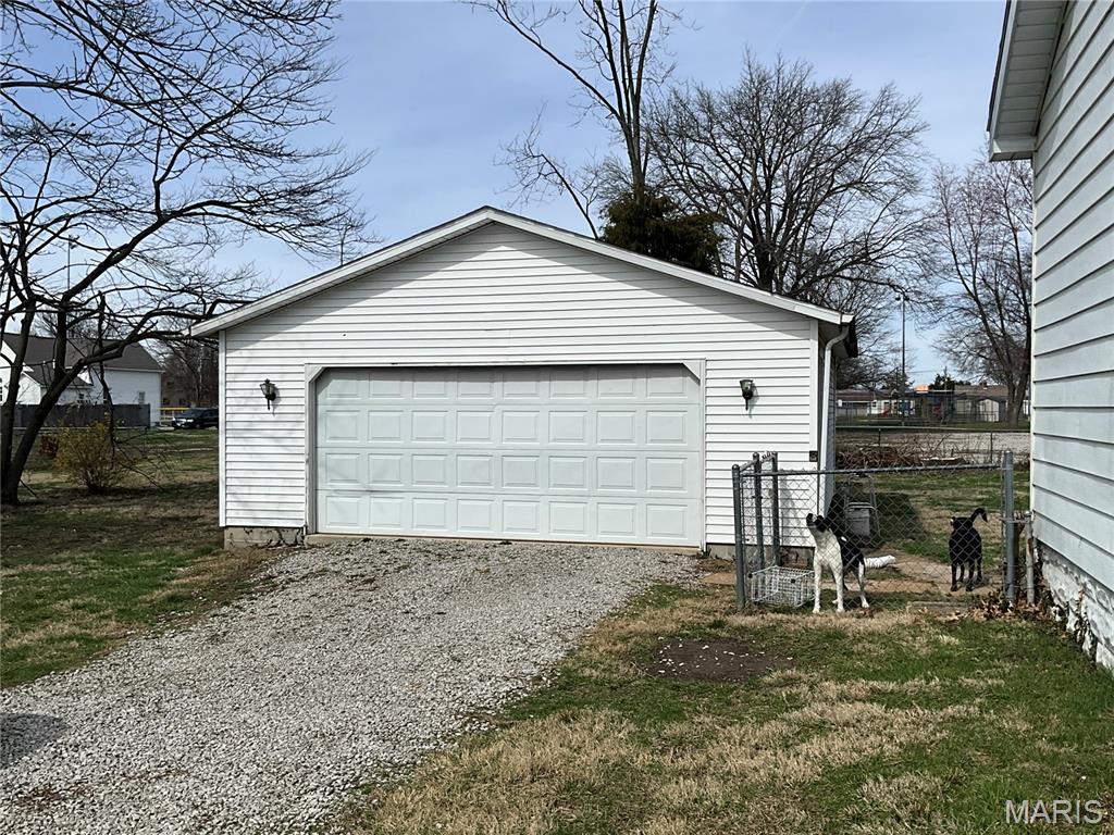 625 Montgomery Street Staunton, IL 62088 - Photo 2 of 33