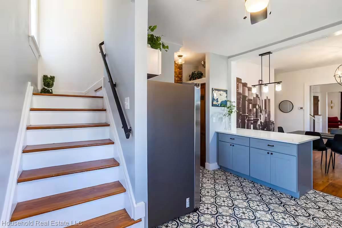4446 Commonwealth Street Detroit, MI 48208 - Photo 16 of 28 View of stairs