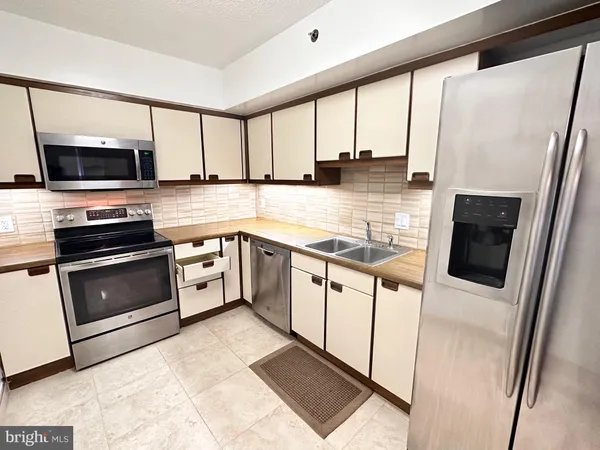 $399,900 | 1200 Crystal Drive, Unit 214, Arlington, VA 22202