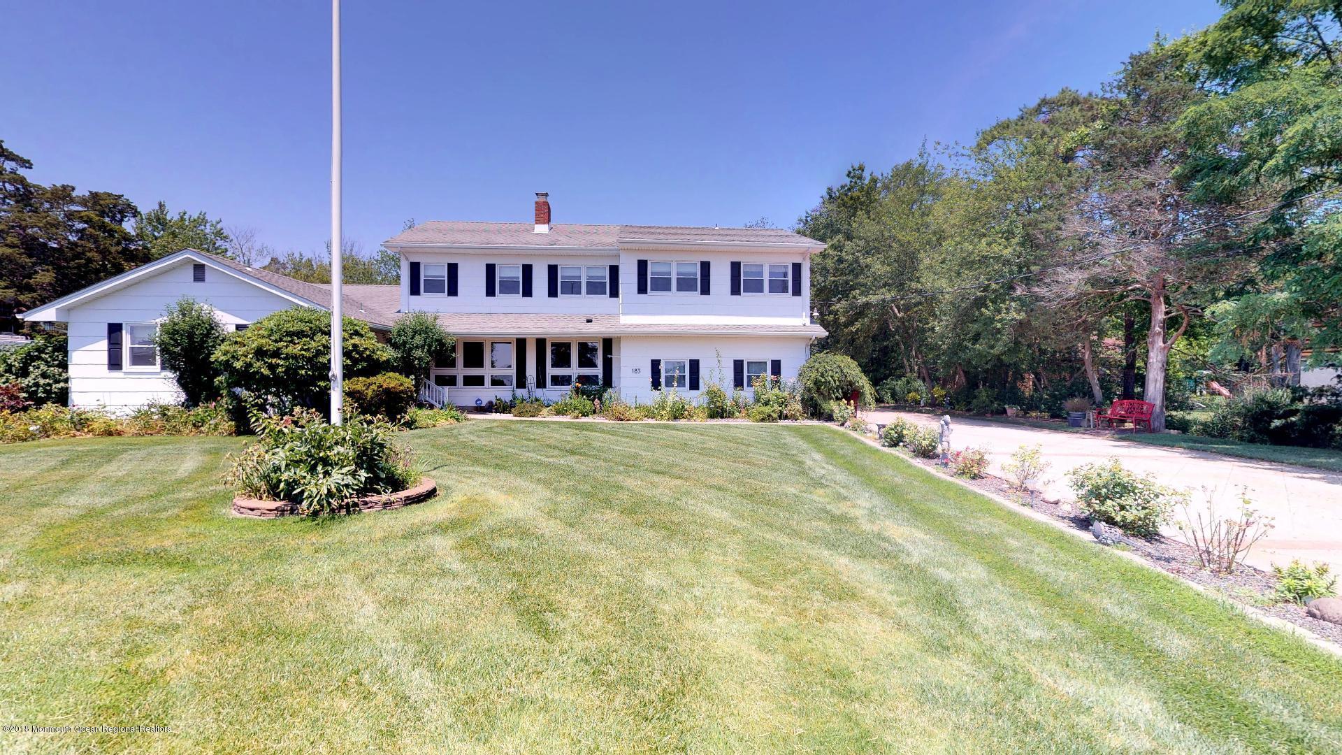 UQRfhadD8mk - Front Yard