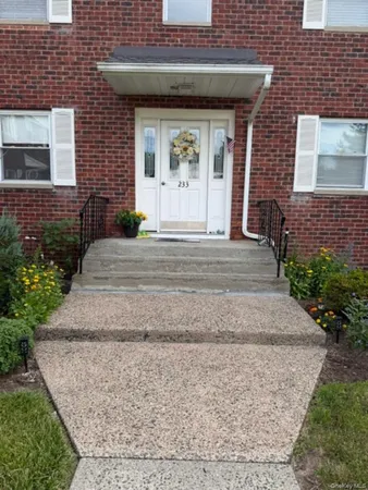 $320,000 | 233 North Middletown Road, Unit D, Pearl River, NY 10965