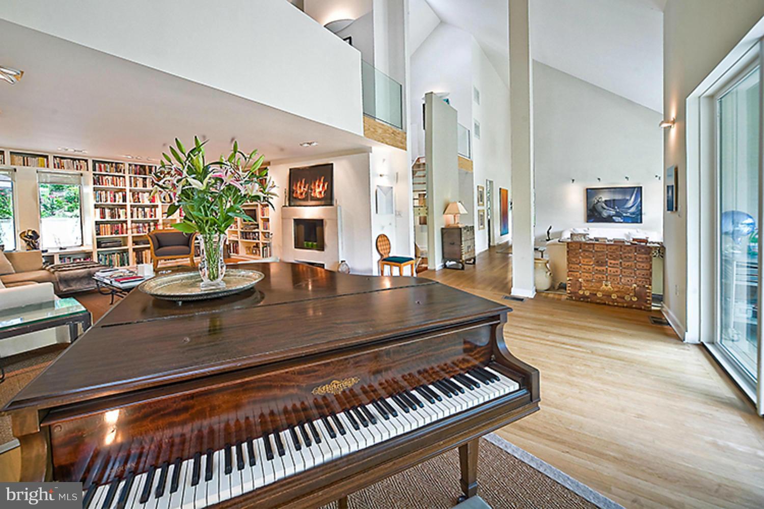 2814 Upton Street Northwest Washington, DC 20008 - Photo 3 of 30 Living Room