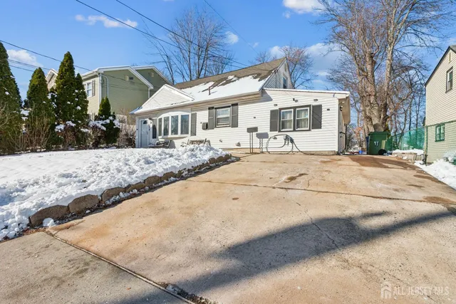 $549,000 | 41 Pinetree Drive, Sayreville, NJ 08859