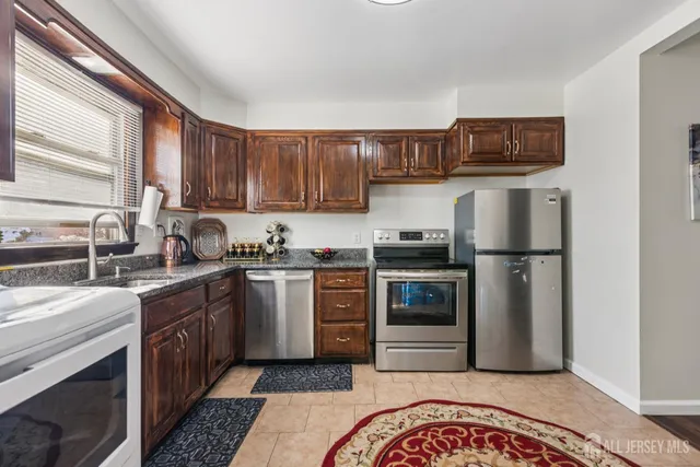 $549,000 | 41 Pinetree Drive, Sayreville, NJ 08859