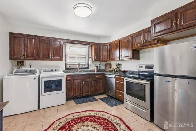 $549,000 | 41 Pinetree Drive, Sayreville, NJ 08859