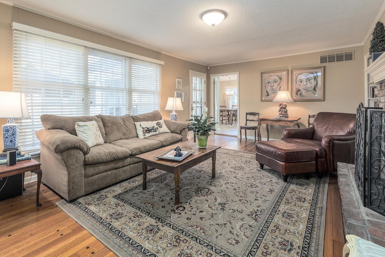 5390 Sea Isle Road Memphis, TN 38119 - Photo 18 of 35 a living room with furniture and a couch