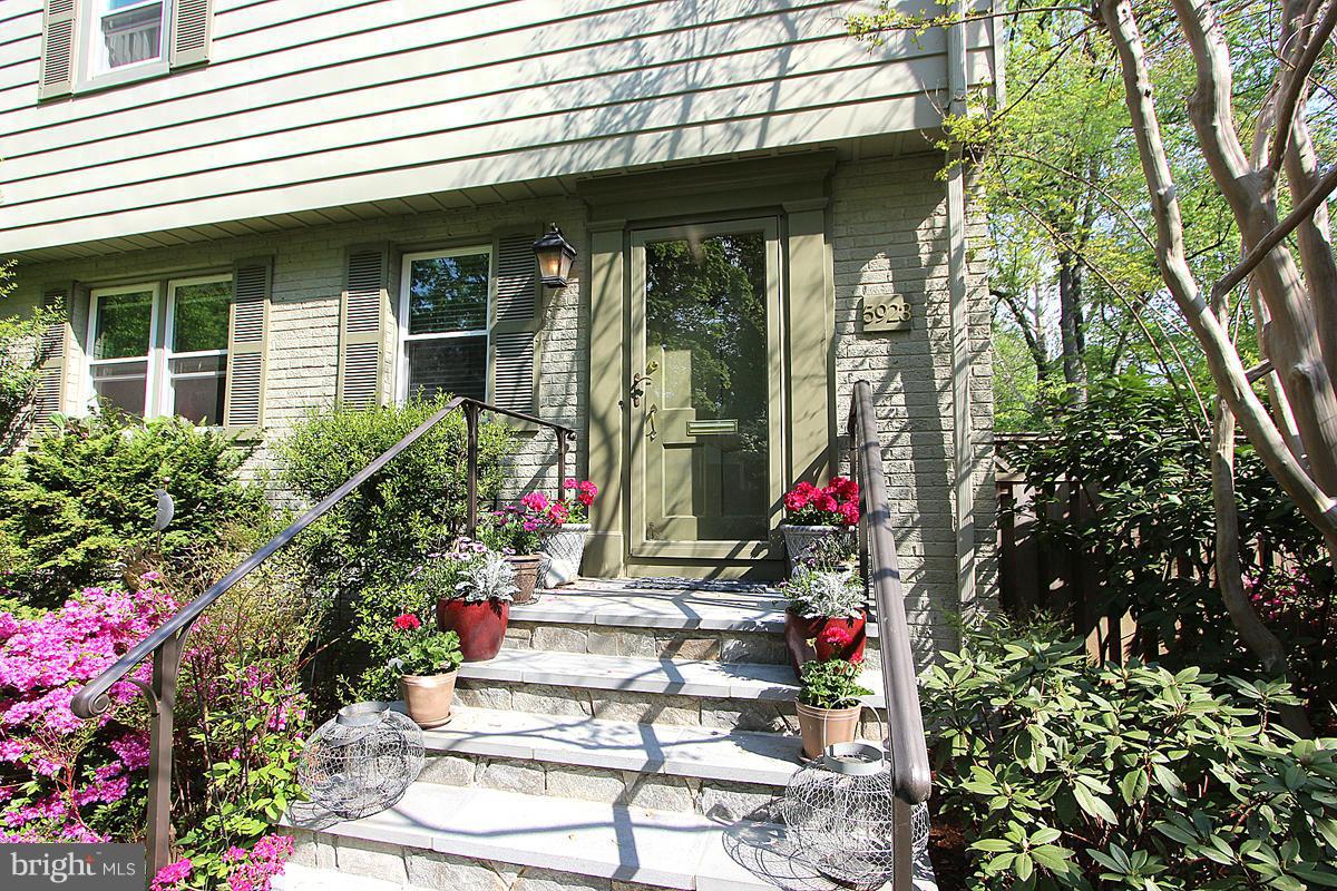 5923 Conway Road Bethesda, MD 20817 - Photo 4 of 26 Stone and slate entry