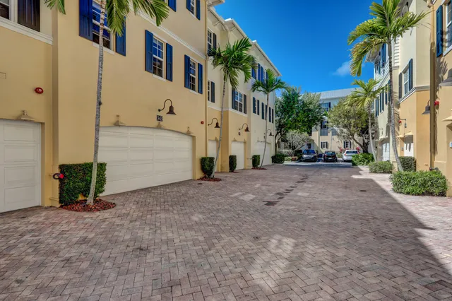 a view of roof with sitting area