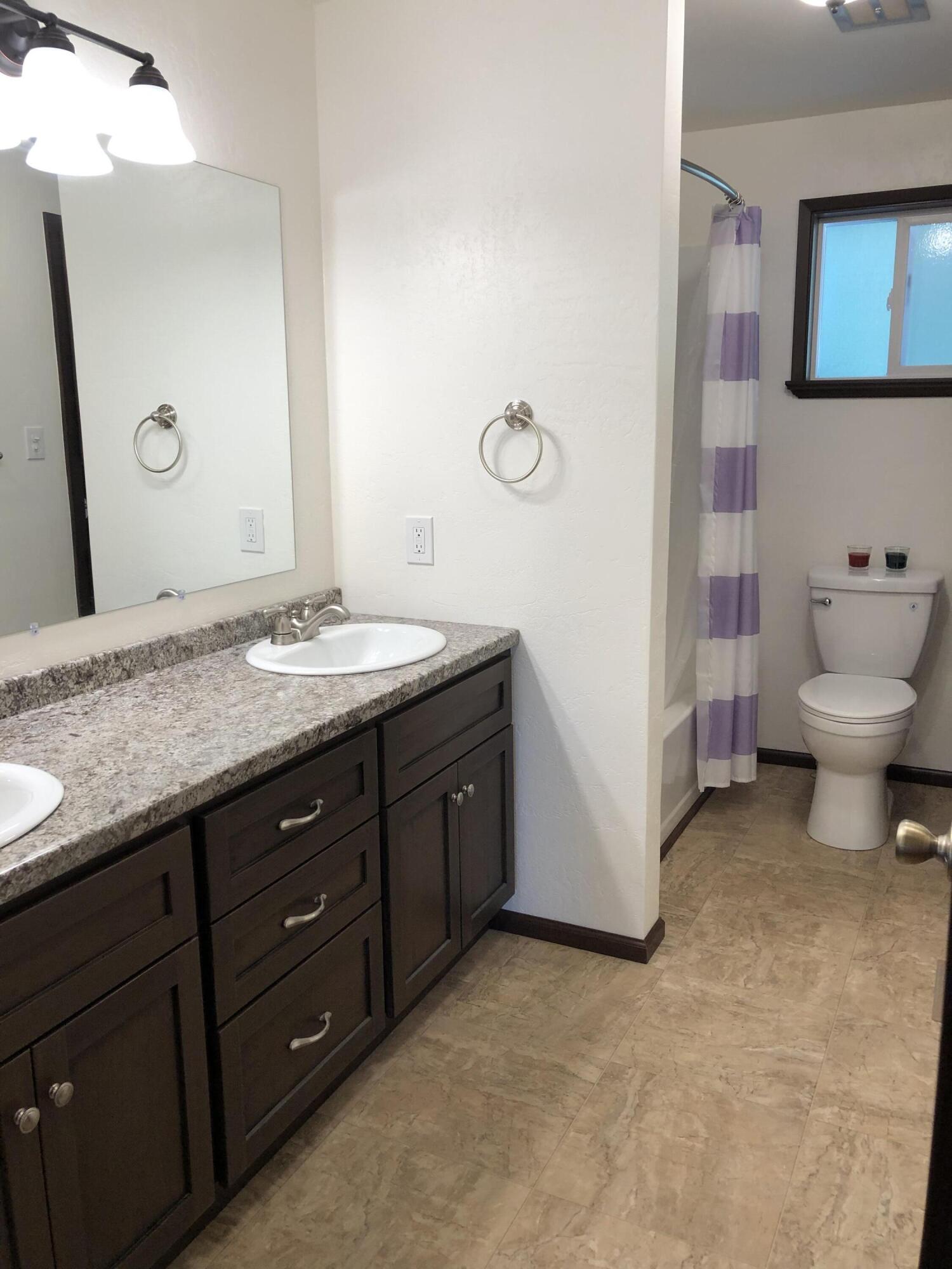 1600 Spring Street Medford, OR 97504 - Photo 28 of 55 Hall bath w/ new vanity / sinks